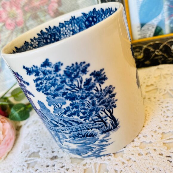 Wedgwood Romantic England Blue and White Mug - Picture 10 of 10
